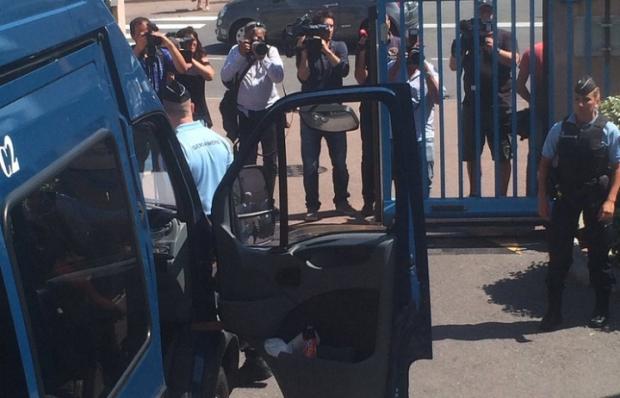 Арешт автобуса з російськими футбольними фанатами. Фото: politikus.ru