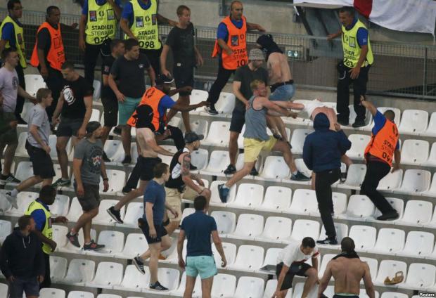Бійка на стадіоні у Марселі. Фото: соцмережі.