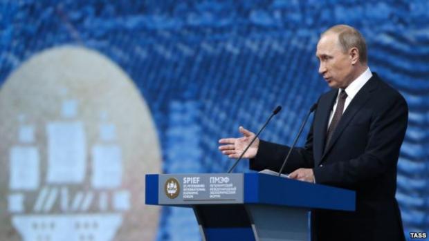 Президент РФ Володимир Путін під час Міжнародного економічного форуму в Санкт-Петербурзі 17 червня 2016 року. Фото: ТАСС.