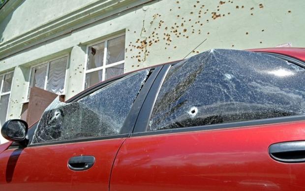 Пошкоджене авто з місця вибуху у Донецьку. Фото:novyny.online.ua