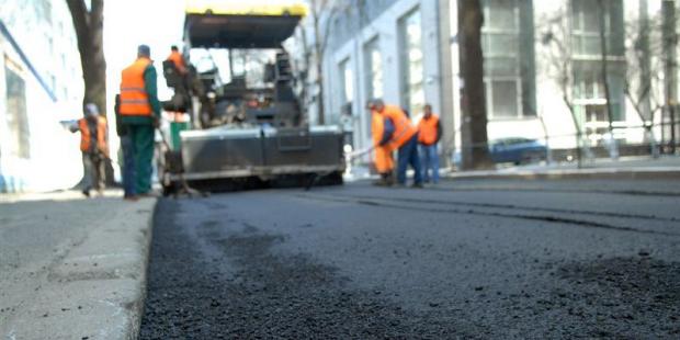 На ремонт доріг в Україні в цьому році планують витратити близько 19,4 мільярда гривень. Фото: autonews.autoua.net