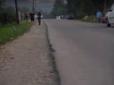 ​Перевернута коляска, розкидані речі: На Прикарпатті п'яний водій збив на узбіччі трьох дітей (відео)