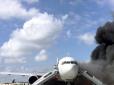 У Сінгапурі загорівся пасажирський Boeing-777 (фото, відео)