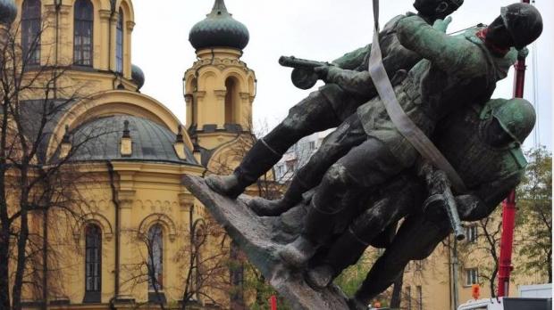 Польща відмовляється від пам'ятників радянського минулого. Ілюстрація:vesti-ukr.com