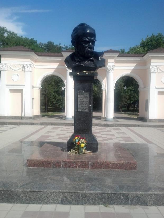 До пам'ятника Шевченку в Сімферополі принесли квіти. Фото: Facebook