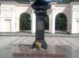 Не зважаючи на перепони окупантів: У Сімферополі в День Конституції України патріоти поклали квіти до пам'ятника Шевченку (фотофакт)