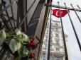 Квіти біля посольства Туреччини: Українці вшанували пам'ять загиблих в теракті в Стамбулі (фото)