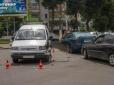 ДТП у Житомирі: Авто знесло світлофор та збило перехожих (фото)