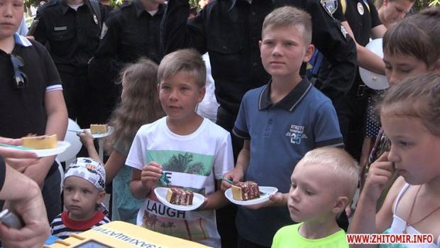 Житомир.info: Житомирські копи ділилися враженнями за 100 днів роботи та пригощали дітей «фірмовим» тортом