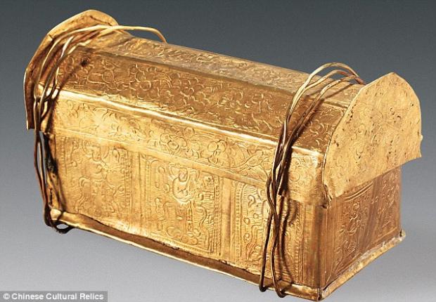Фрагмент кісток, знайдених в крихітній золотий скриньці, можливо, належав  Сіддхартхі Гаутамі, чиє вчення стало основою буддизму. Фото: ЗМІ