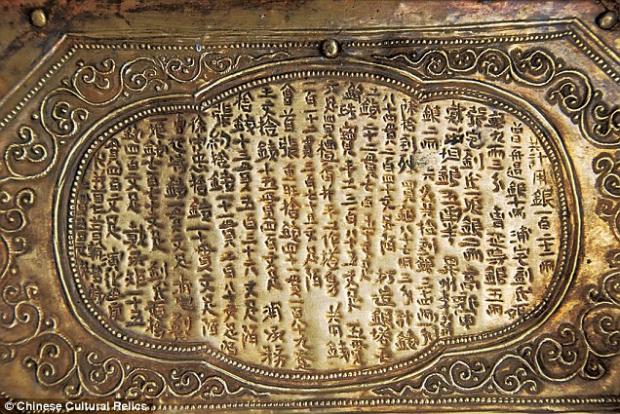 Висічені написи розповідають про те, як кістки черепа Будди потрапили в крихітну золоту скриньку. Фото: ЗМІ