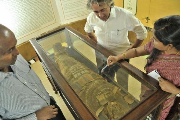 Співробітник Музею Принца Уельса в Мумбаї винайшов новий спосіб відновлення мумій. Фото: nyoooz.com