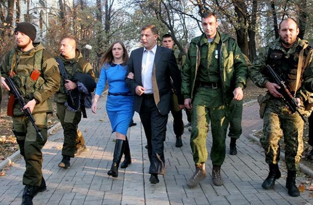 Ватажок терористів Захарченко з дружиною в оточенні охорони. Фото:glavred.info