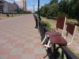 У прогулянковій зоні Києва з'явилися дивні стільці (фотофакти)
