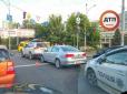 Автомобіль російського посольства влаштував ДТП в Києві (фото)