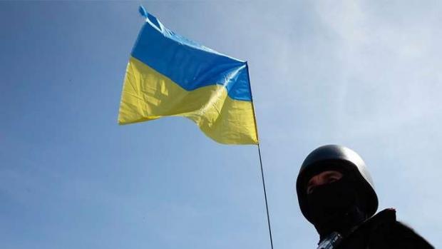 Прапор України над оккупантами в Мар’їнці. Фото: 112.ua