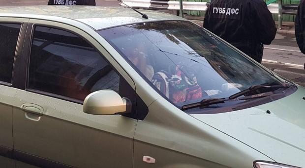 Хабарниця була затримана у власному авто. Фото:http://tsn.ua/