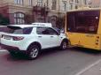 У Києві п'яний водій на джипі врізався в пасажирський автобус