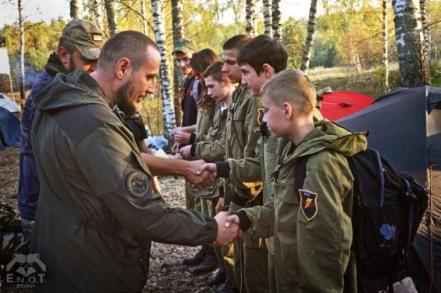 Бойовики цинічно використовують підлітків у бойовій підготовці. Ілюстрація:galinfo.com.ua