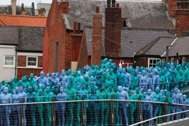 Голі сині чоловічки в англійському місті Халле. Фото: amdn.news