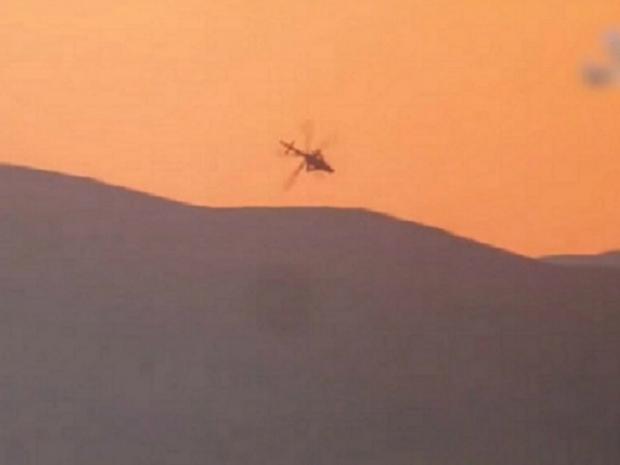 Кадр з відео падіння збитого ІДІЛ гелікоптера з російськими пілотами.