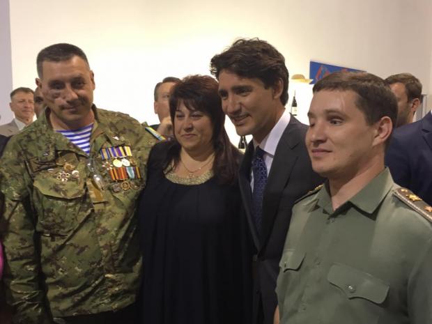 Канадський прем'єр Джастін Трюдо фотографується із захисниками України. Фото: Фейсбук.