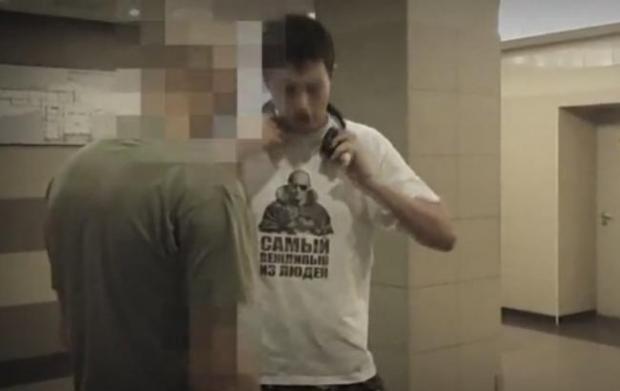 Росіянина змусили зняти футболку з Путіним. Фото: скріншот.