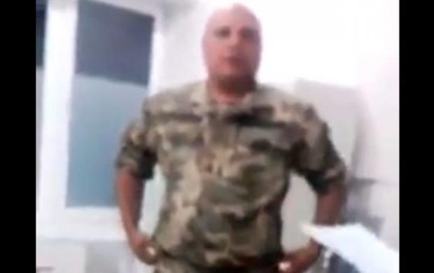 На відео видно, що полковник Поляков відмовився проходити експертизу. Скріншот.