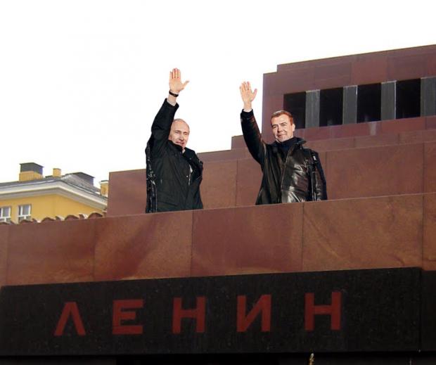 "Дурник" Медведєв скоро заховає Путіна в мавзолей. Фото: ЖЖ.