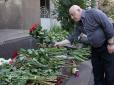 Воістину людська єдність: Українці з другої години ночі несуть квіти і дитячі  іграшки до посольства Франції в Києві