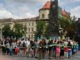 Є гарний привід: У центрі Львова влаштували патріотичний флешмоб (фотофакти)