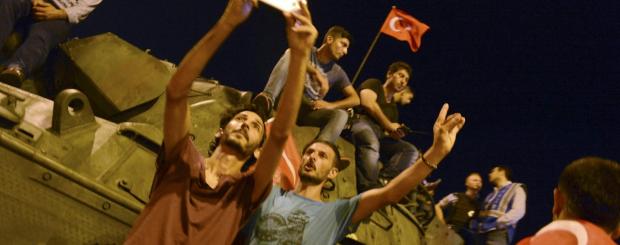 Турки зупинили держпереворот у країні. Фото: ТСН.