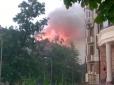 В Полтаві удар блискавки запалив багатоповерхівку (фото, відео)