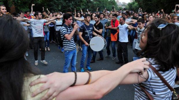 Демонстранти в Єревані обіцяють стояти до кінця. Фото: bbc.com