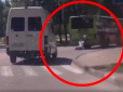 ​Міцний горішок: Українця переїхало авто, але жертва встала і, «привітавши» водія, пішла собі геть (відео)