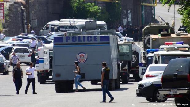 У Єревані відбулися зіткнення мітингувальників з поліцією. Фото:www.dw.com