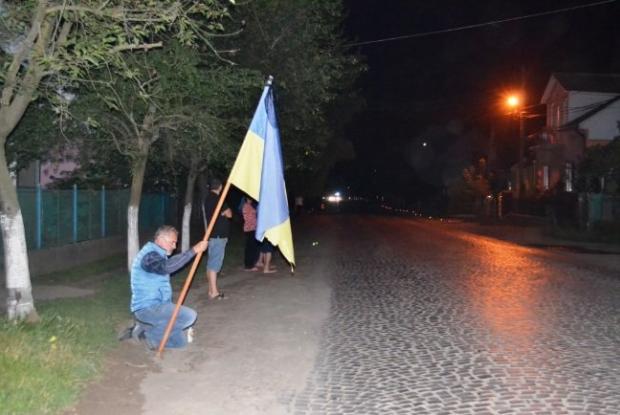 На Закарпатті тіло полеглого бійця АТО "Оси" зустріли на колінах - фото 1