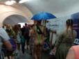 Без штанів, але з парасолькою: У київському метро чоловік влаштував оголену провокацію (фото)