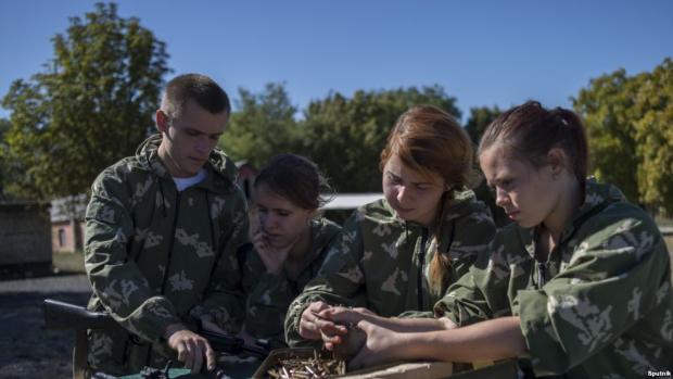 Навчання молоді військовій справі в окупованому Луганську. Вересень 2015 року. Ілюстрація: Sputnik.
