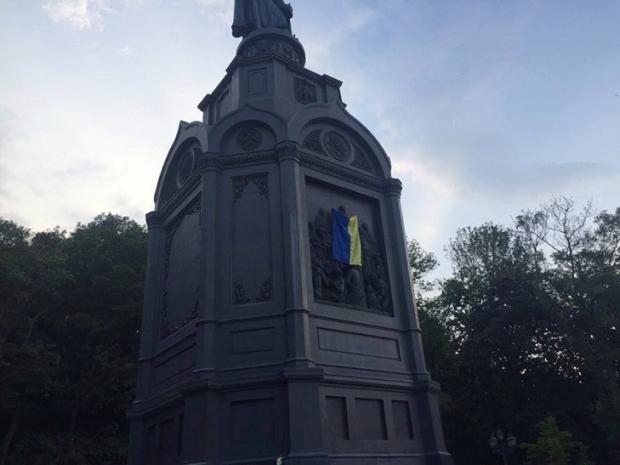 Прапор на монументі князеві Володимиру. Фото: соцмережі.