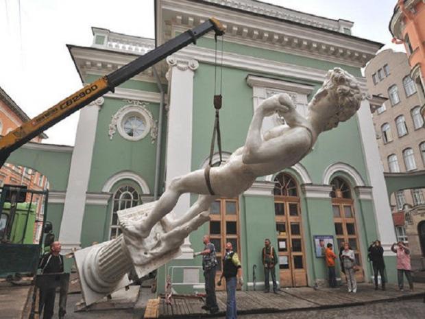 На Росії через скаргу жінки одягнуть статую Давида. Фото: paperpaper.ru.