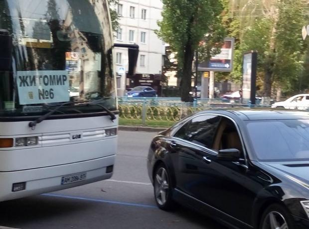 Автобус фальшивих вірян. Фото: "Фейсбук".