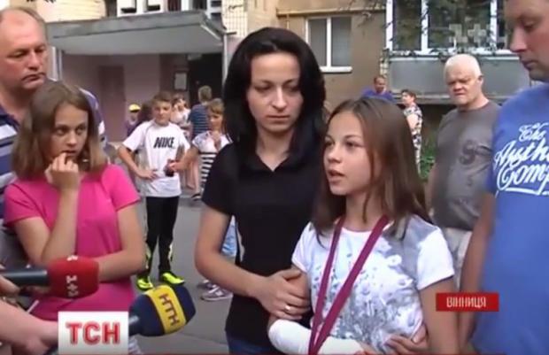 У Вінниці жінка накинулася з кулаками на дітей. Скрін з відео: tsn.ua