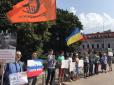 Головне - демократія: ​У Москві напали на учасників антивоєнного пікету проти політики Путіна щодо України (фото, відео)