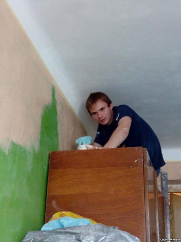 Юрій Ізотов ремонтує квартиру в Сєвєродонецьку. Фото: Радио Свобода