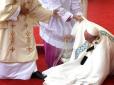 Папа Франциск розповів, чому він впав під час меси в Польщі