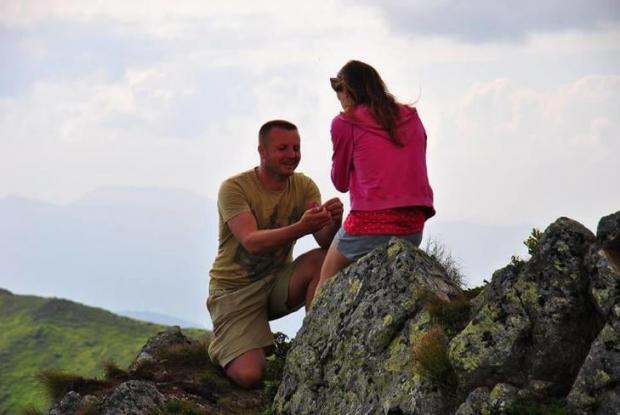 Боєць АТО освідчився коханій на вершині гори. Фото:Facebook