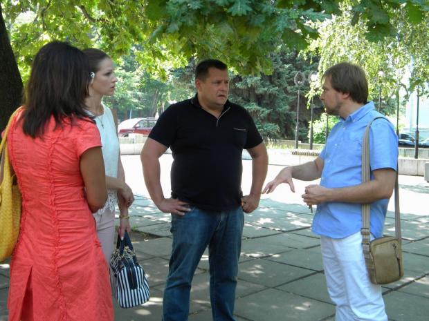 Міський голова Дніпра Б.Філатов (в центрі) шукає місце для майбутнього меморіалу. Фото: Фейсбук.