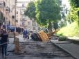 ​Не зміг штурмом взяти Золоті ворота: У центрі Києва трактор провалився в асфальт (фотофакт)