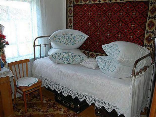 Росіянин ховався від судових приставів під ліжком у бабусі. Фото: pikabu.ru.